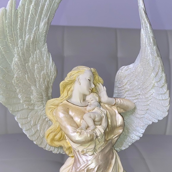 Seraphim Angel Statue Holding Baby Jesus with Amazing Wings 12